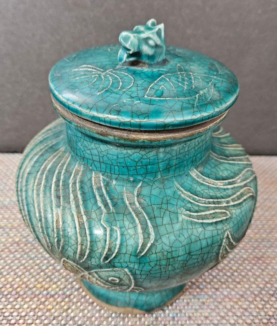 17世紀頃　中国南方系　東南アジア古陶磁　 青釉　浮彫　魚藻図　獣摘み蓋　瓶　壺