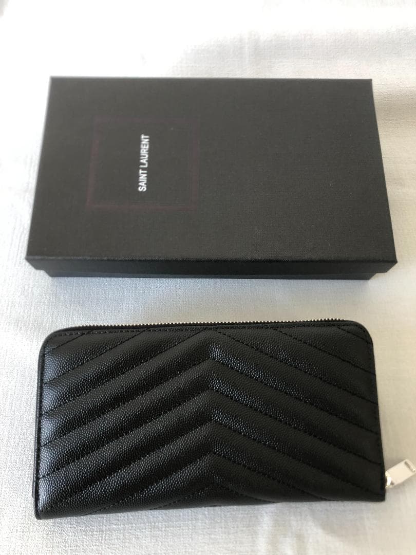 長財布 キルティングデザイン シルバーロゴ　高級感　超美品　財布