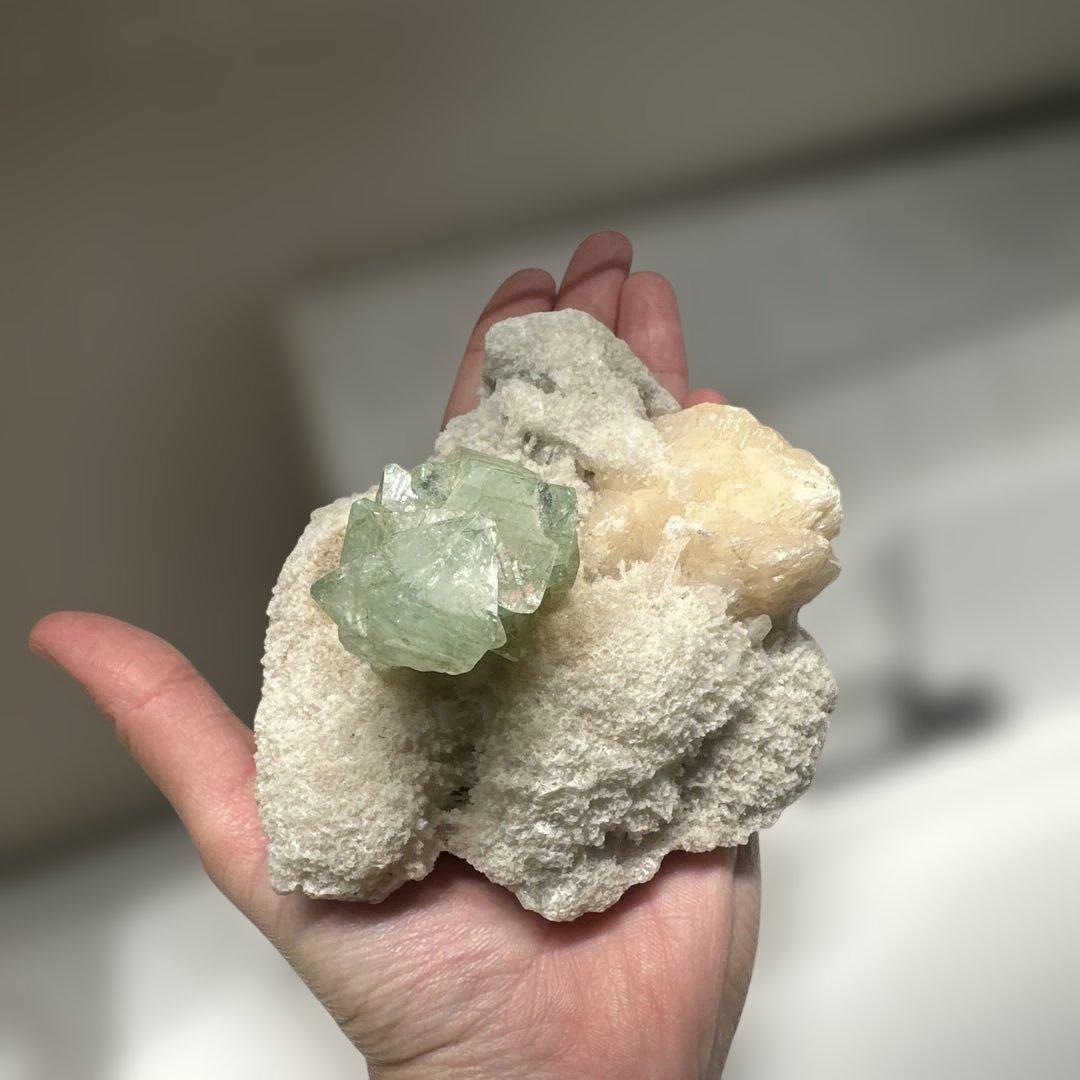希少！グリーンアポフィライト＋スティルバイト＋クォーツ母岩付