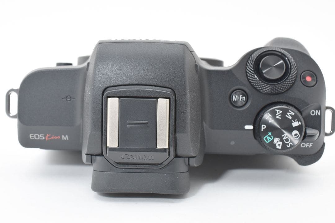Canon EOS Kiss M ミラーレスカメラ 本体と付属品