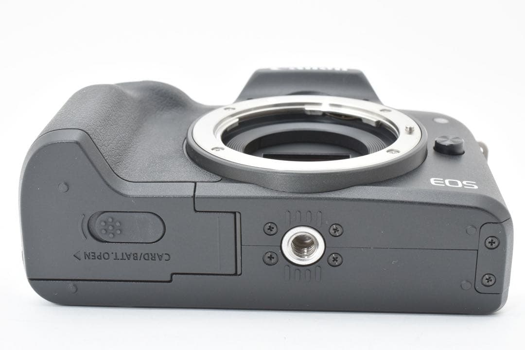 Canon EOS Kiss M ミラーレスカメラ 本体と付属品