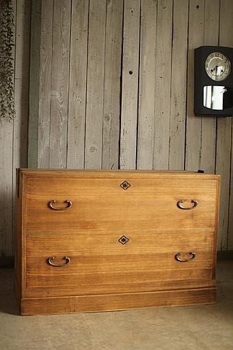 味のある木製の引き出し2段　チェスト　桐箪笥