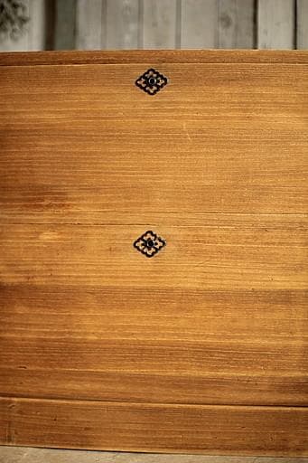 味のある木製の引き出し2段　チェスト　桐箪笥