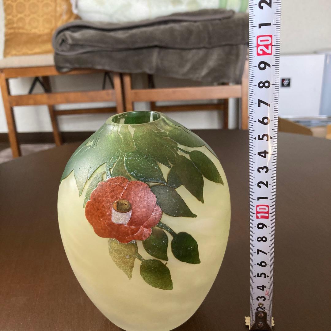 ガラス花瓶　椿模様