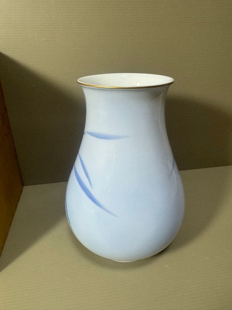 2178 深川製磁 菖蒲 官窯染付　花瓶　金彩　未使用