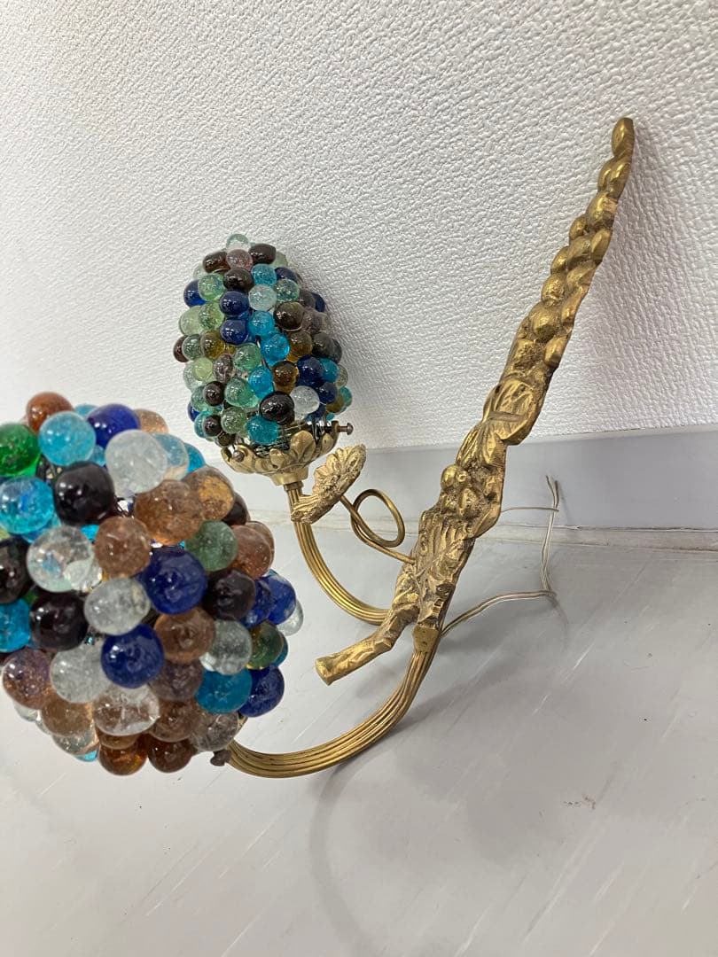 アンティークな壁掛照明器具　2灯　ガラス製ビー玉風シェード　お洒落な玄関照明葡萄