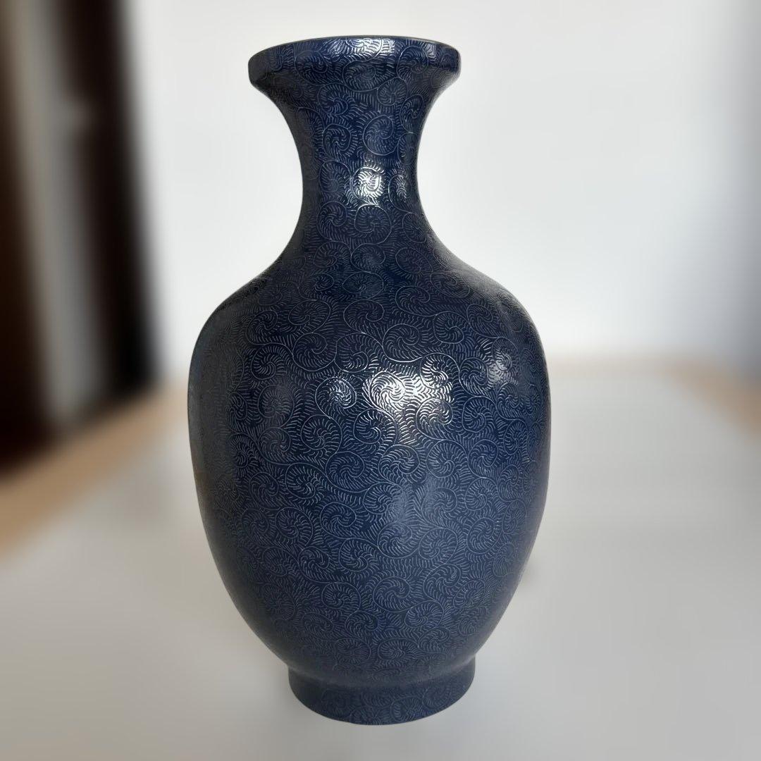 金色装飾の紺色陶器花瓶