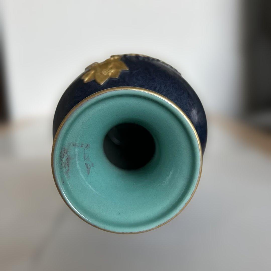 金色装飾の紺色陶器花瓶