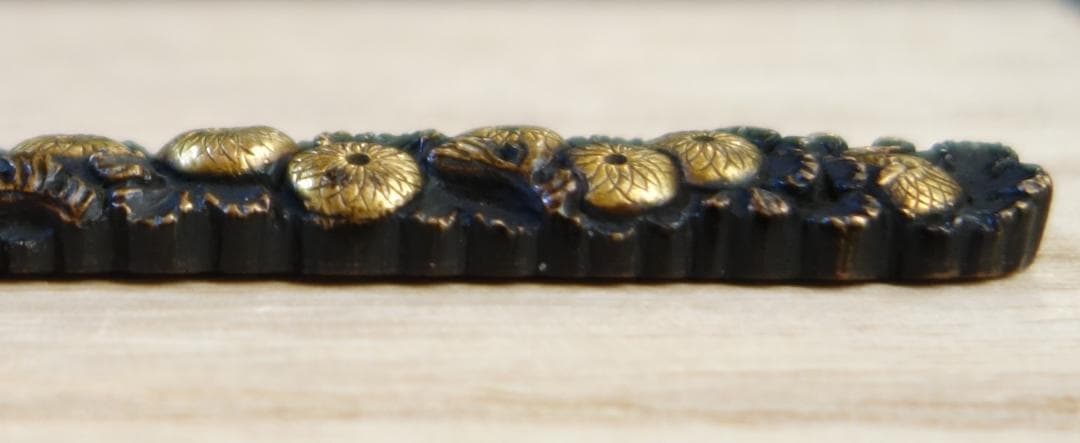 鍔 鐔 小柄 刀装具 日本刀 骨董 江戸時代【銅地 高肉彫 鍍金 菊花尽図小柄】