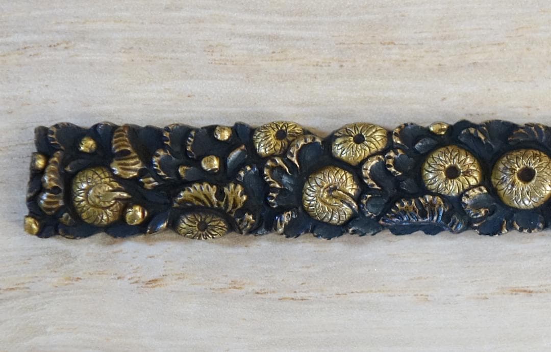 鍔 鐔 小柄 刀装具 日本刀 骨董 江戸時代【銅地 高肉彫 鍍金 菊花尽図小柄】