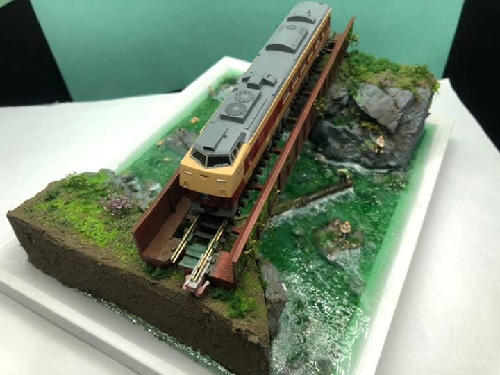 渓流の渓谷と釣り人と泳ぐ子ども達　ジオラマ