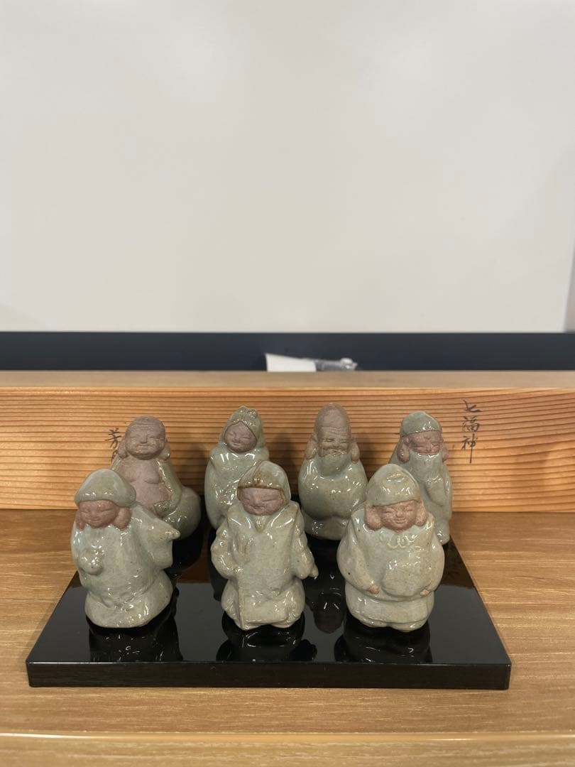 芳月作　芳月造　陶器製 七福神 置物セット 黒台座付き