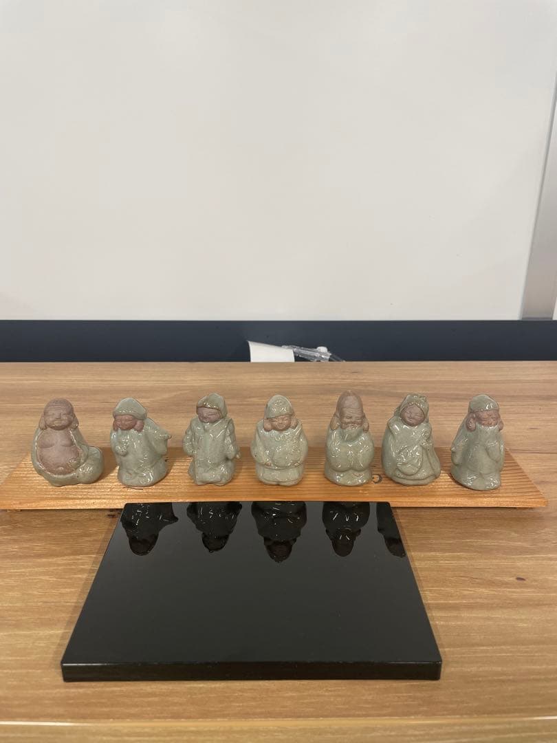 芳月作　芳月造　陶器製 七福神 置物セット 黒台座付き