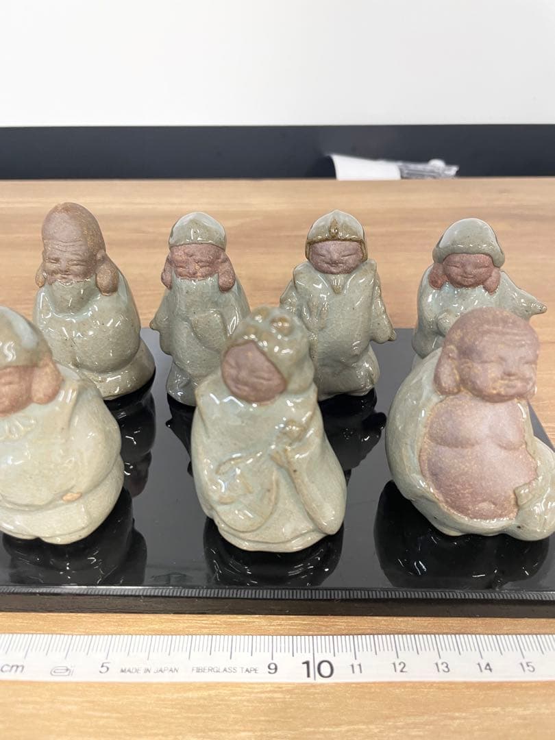 芳月作　芳月造　陶器製 七福神 置物セット 黒台座付き