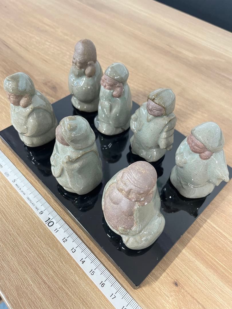 芳月作　芳月造　陶器製 七福神 置物セット 黒台座付き