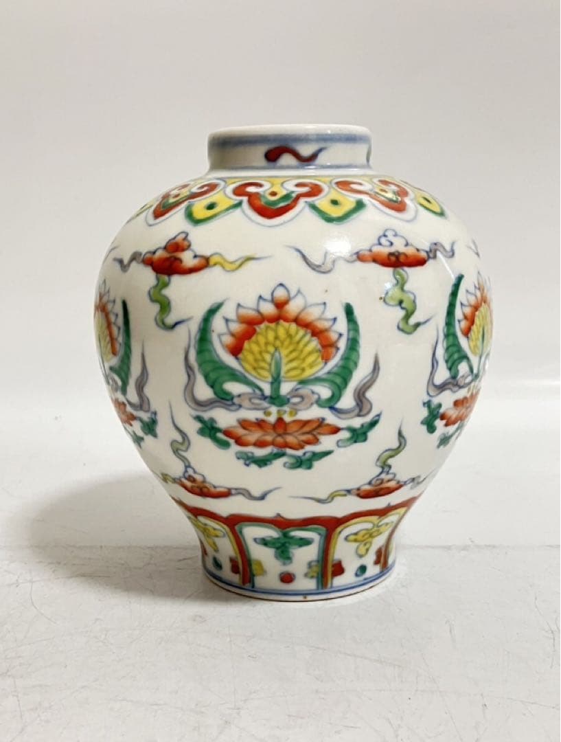 特別出品　明代官窯名逸品　大明成化年製青花款　色絵蓮花紋壺　内側青花花紋の名作