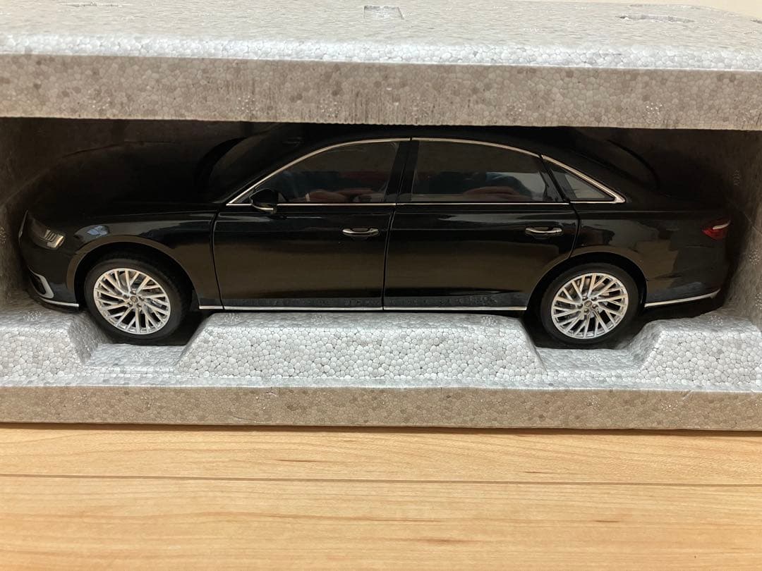 Audi A8 ミニカー 1/18 ブラック