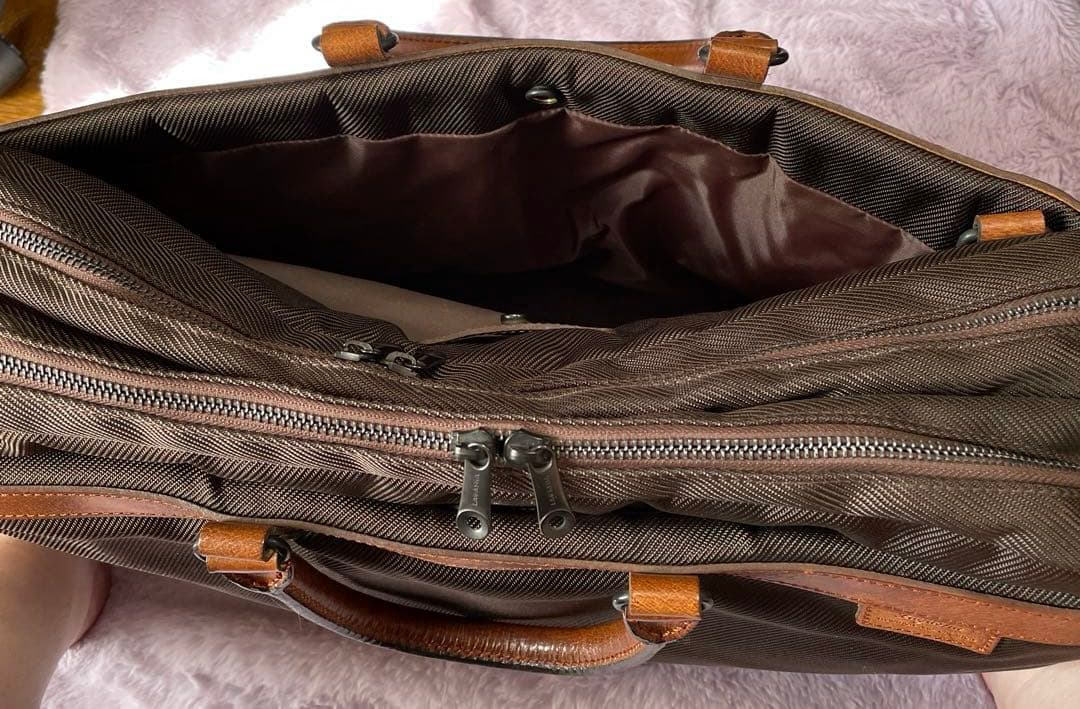 大型バッグ、旅行、Lagasha 、4室 ペン入れ等仕切り多数、肩掛けベルト付き