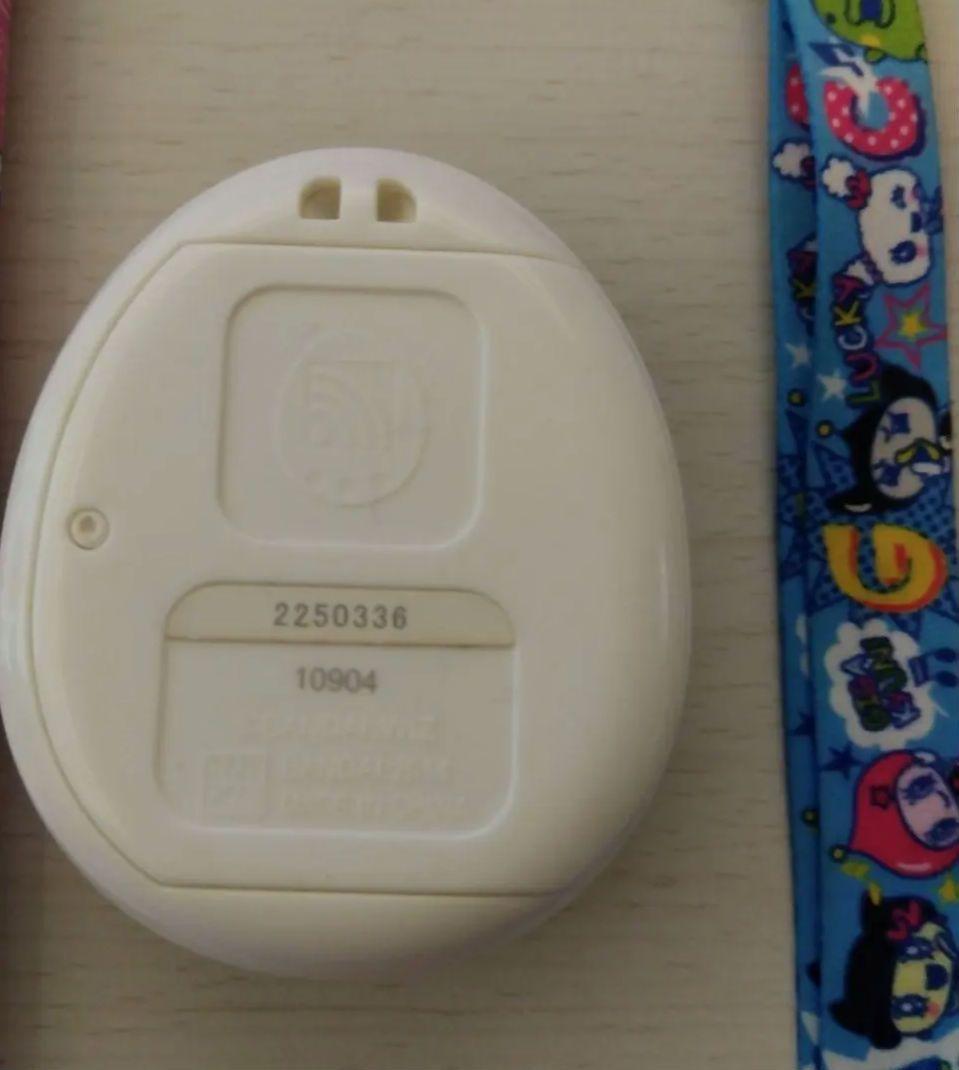 たまごっち4u　本体ブルー　ストラップ　付き