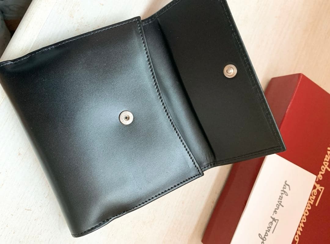 【未使用】フェラガモ 財布　ガンチーニ　二つ折　折財布　サルバトーレフェラガモ