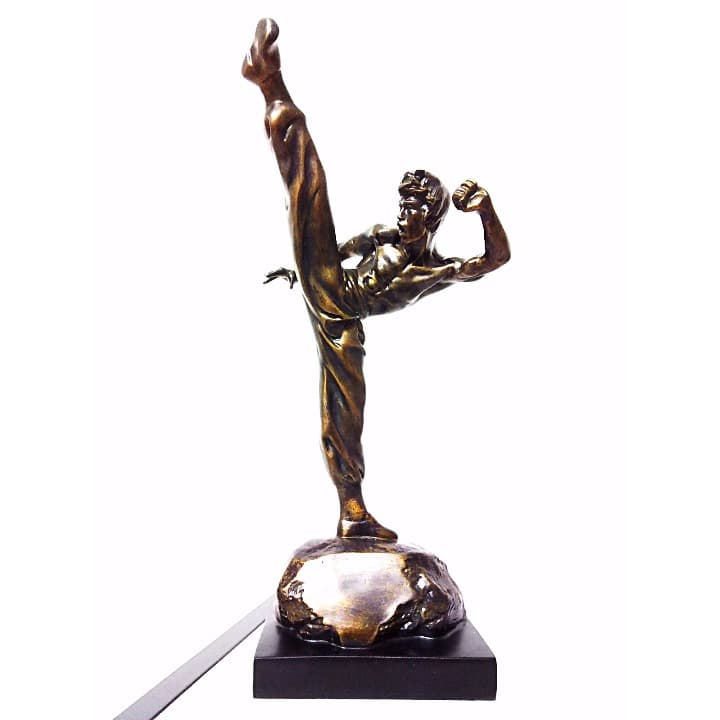 ブルース・リー キック像！！