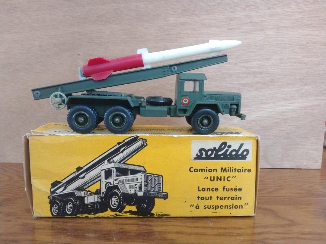 SOLIDOロケットランチャー軍用トラック201