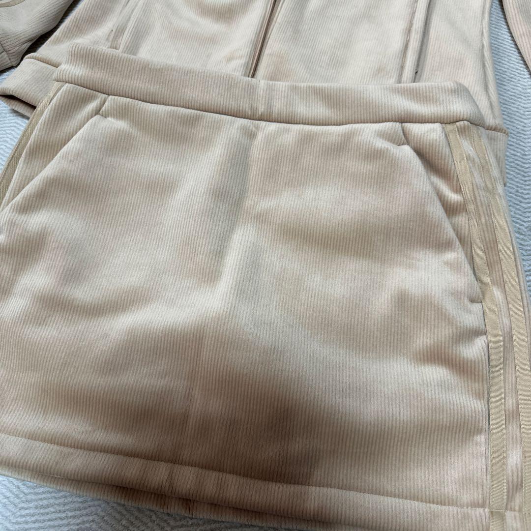 adidas ベージュ ジャケット スカート セットアップ