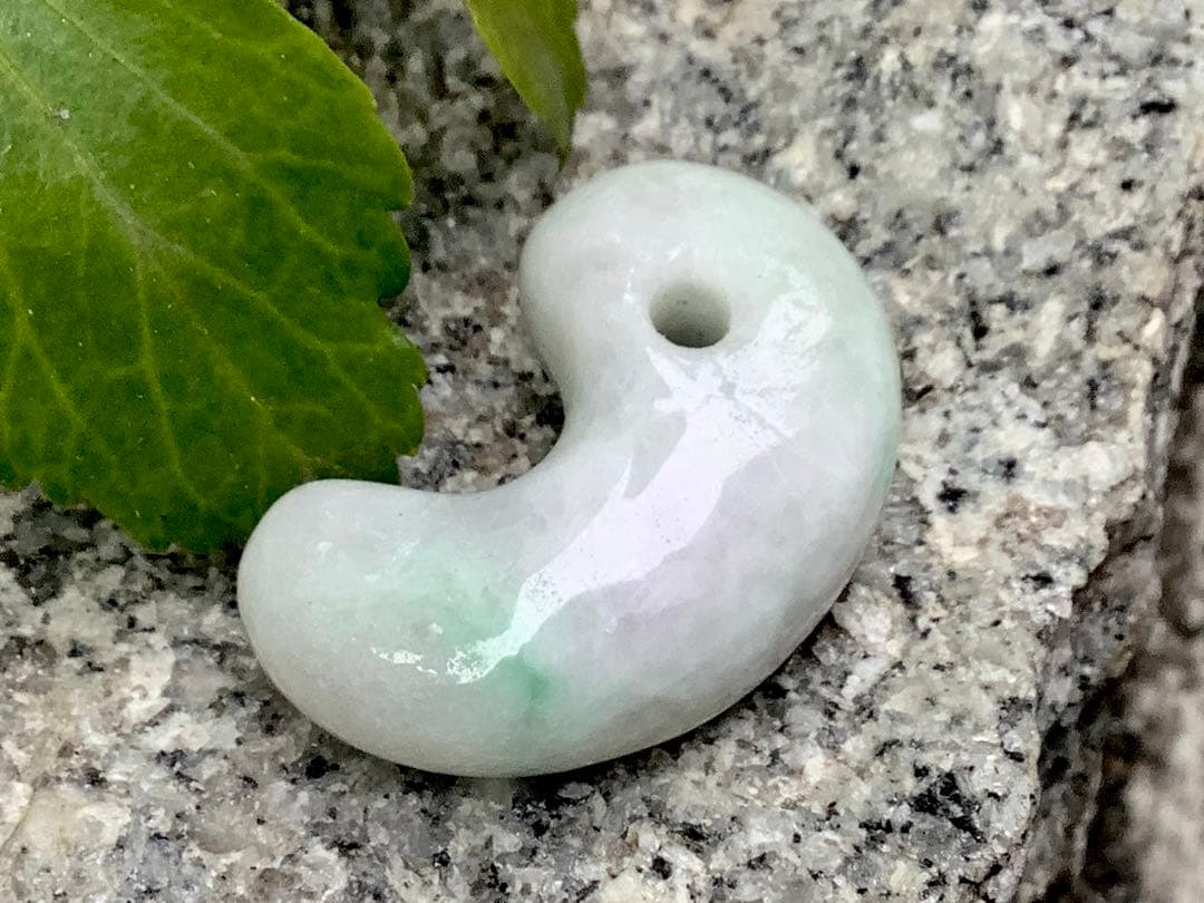 ✳親方絶賛50万円でも安価です‼️極上*氷*の肌目　糸魚川翡翠勾玉　機械鑑定付‼️