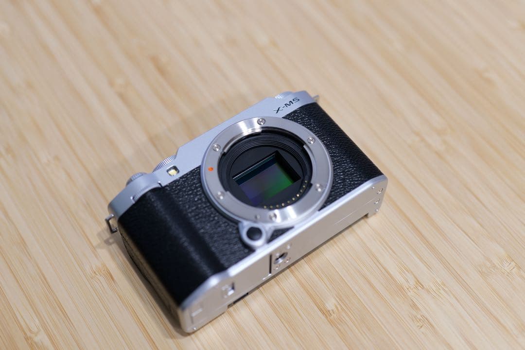 【ほぼ新品】FUJIFILM X-M5 ボディ + Smallrigグリップ等
