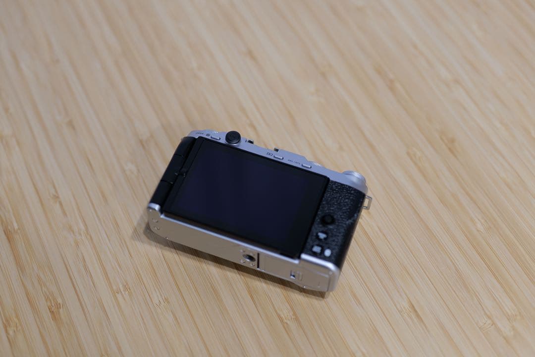 【ほぼ新品】FUJIFILM X-M5 ボディ + Smallrigグリップ等