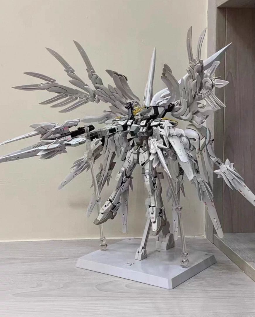 新品 1/100ウイングガンダム スノーホワイト