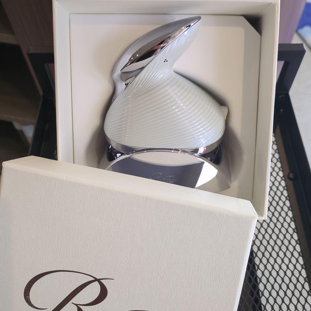 リファビューテックヘッドスパ　 ブラック ホワイト