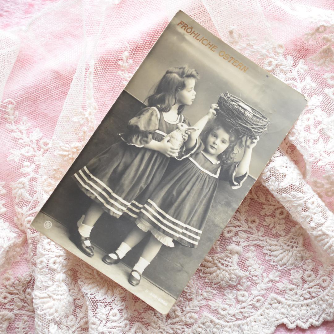 アンティークポストカード　イースターのウサギとお揃いワンピの可愛い少女たち