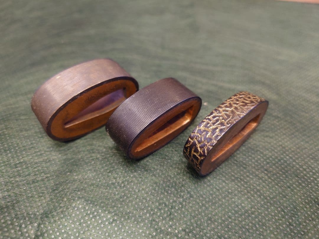 縁、筋彫り2点、シボ柄１点