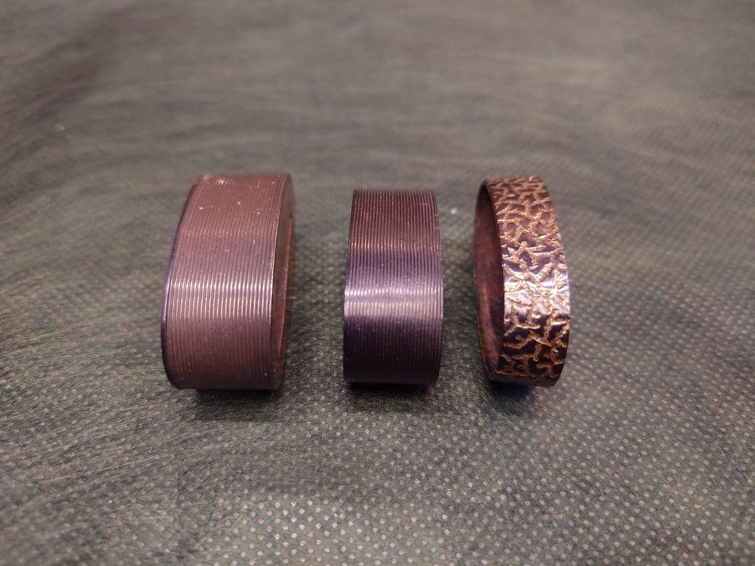 縁、筋彫り2点、シボ柄１点