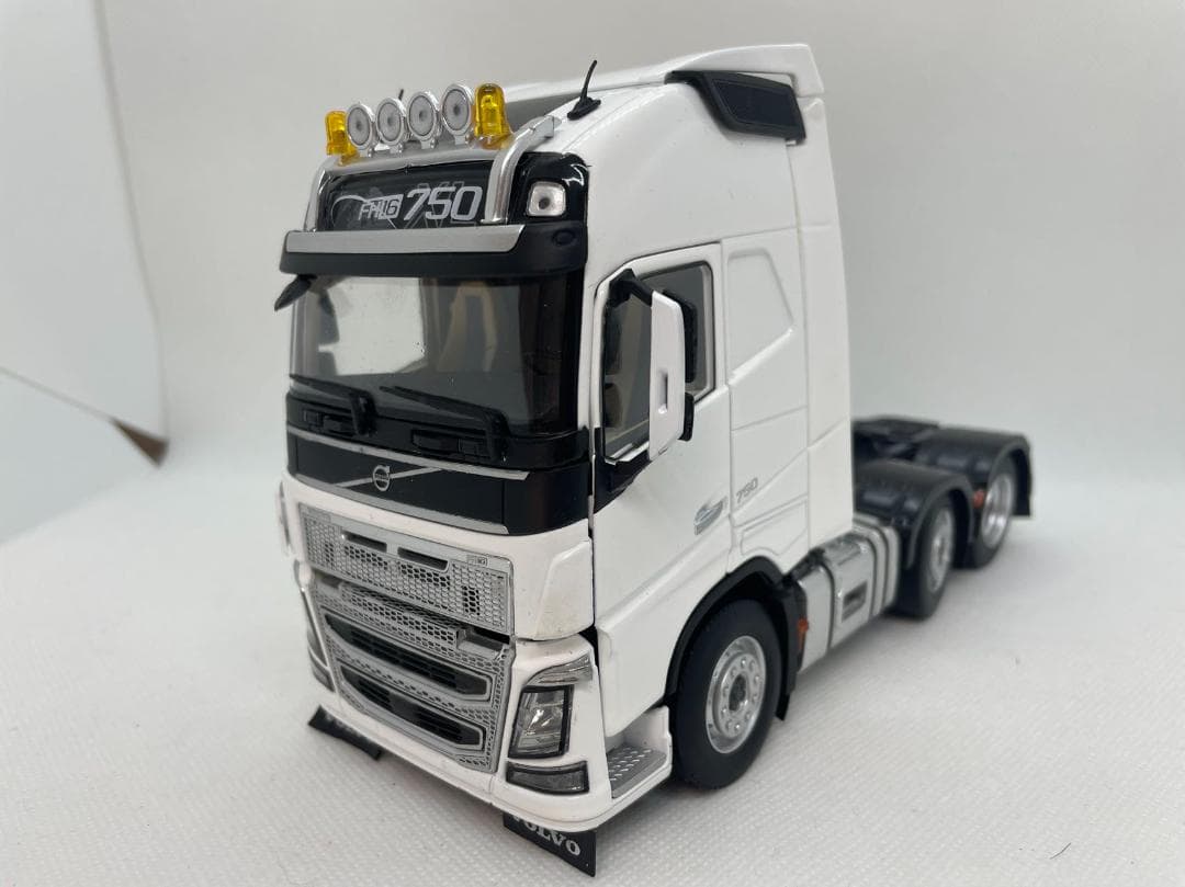 11R-006 Marge Models 1/32 ボルボ FH16 6x2