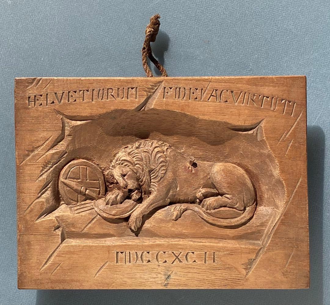 ルイ16世と王妃マリー・アントワネットを守ったスイス衛兵を追悼した彫刻