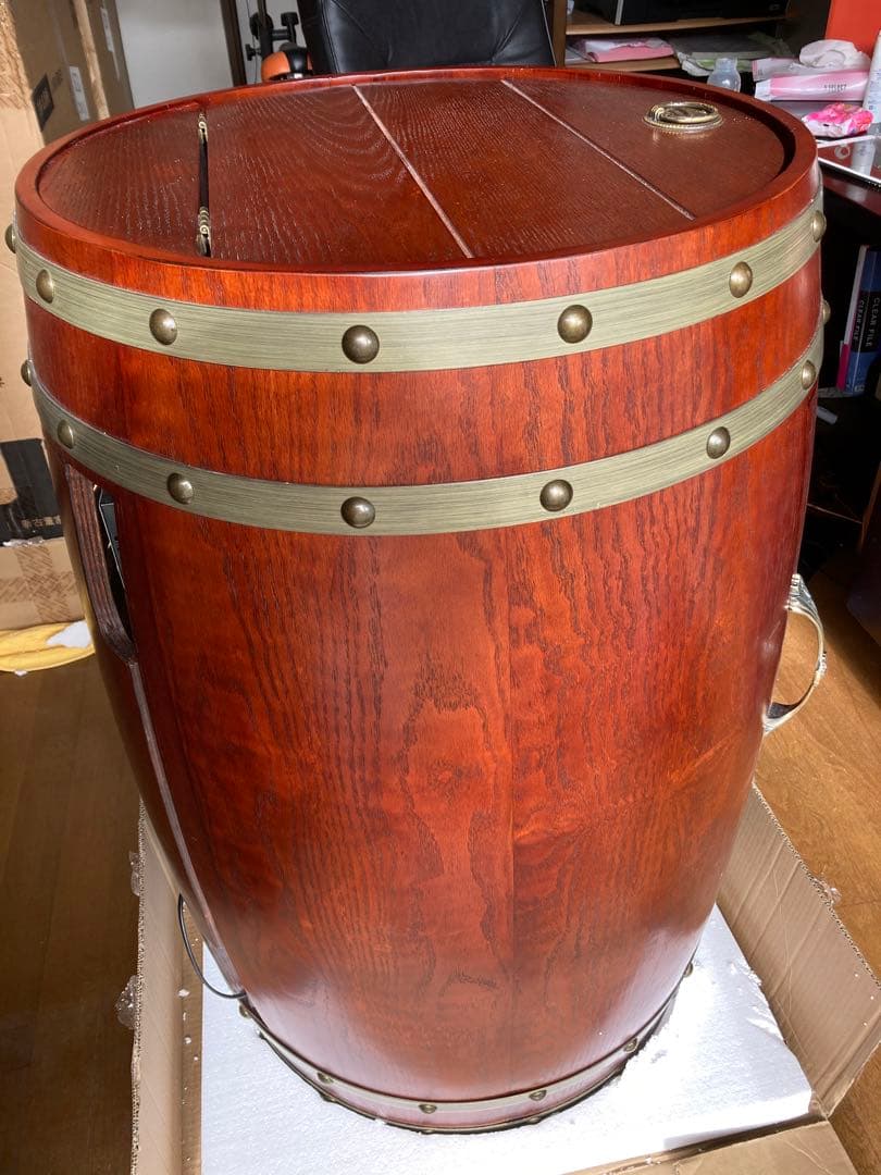 アンティークな樽型デザインのワインクーラーです。