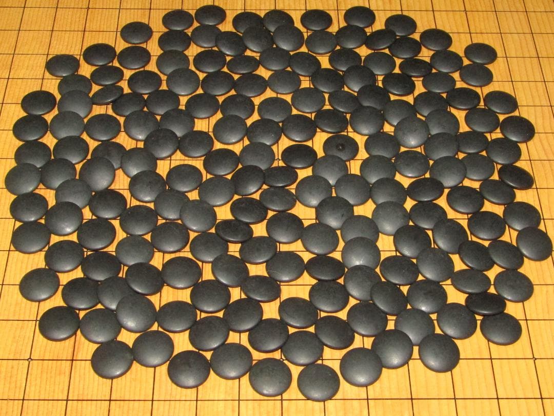 【古い新榧製　碁盤・碁笥・蛤・那智黒　白石・１５０個　黒石・１８０個】囲碁