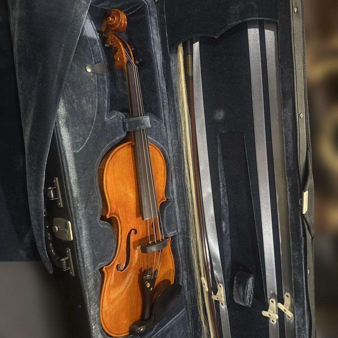 茶色の4/4バイオリンと黒のケース