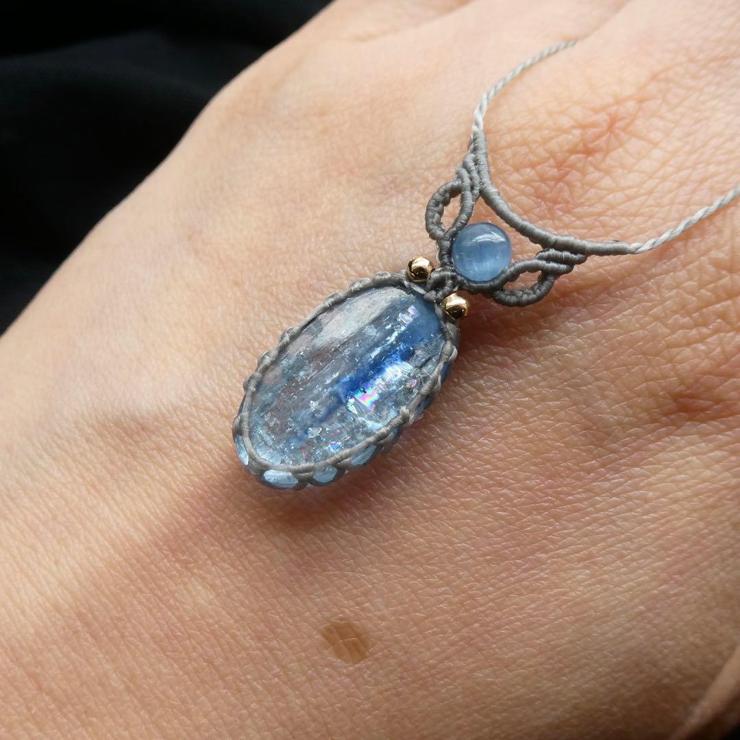 バイカラーカイヤナイトのマクラメネックレス