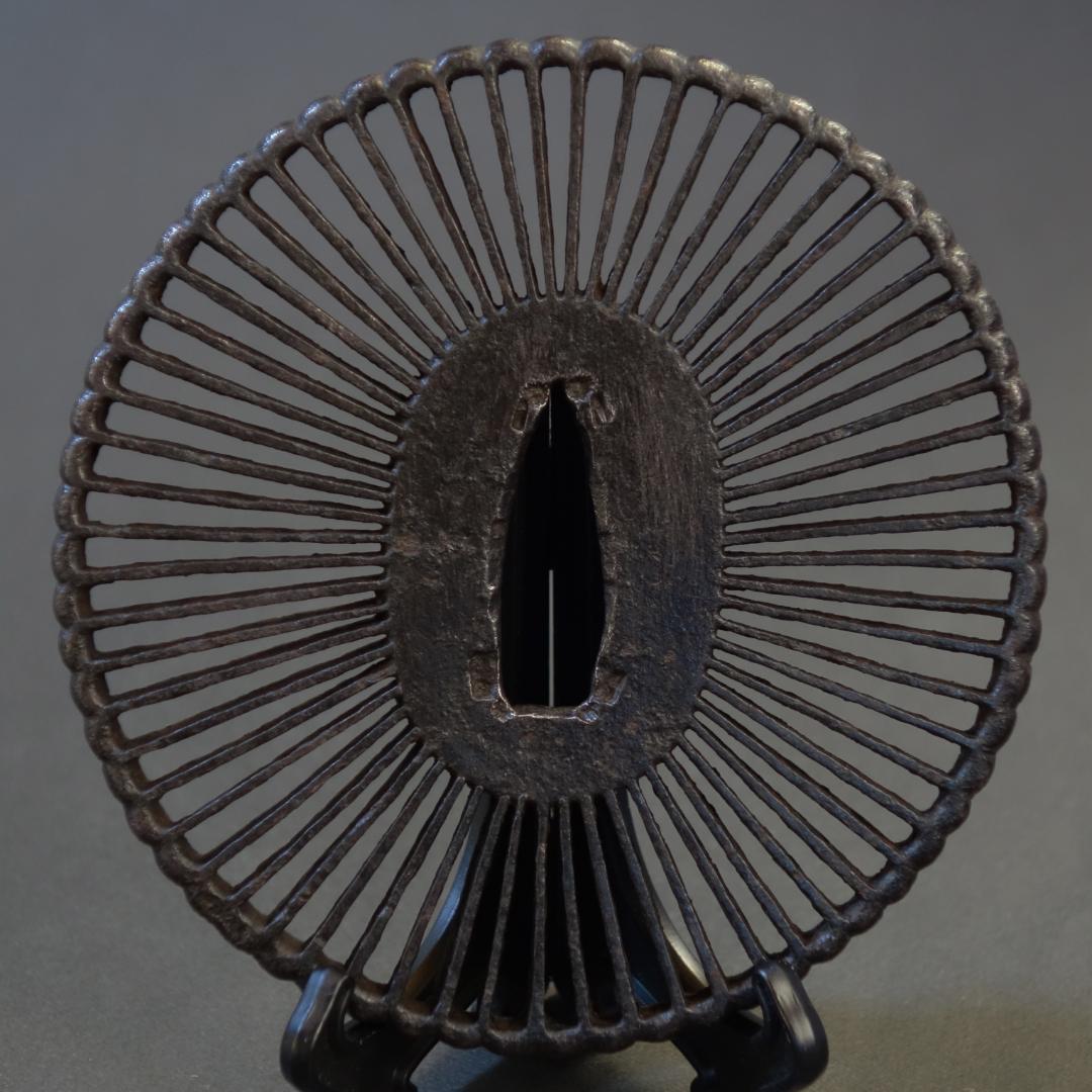 【 菊花透鐔 無銘 早乙女 】(鑑定書有) 鍔 鐔 刀装具 日本刀 武具 骨董