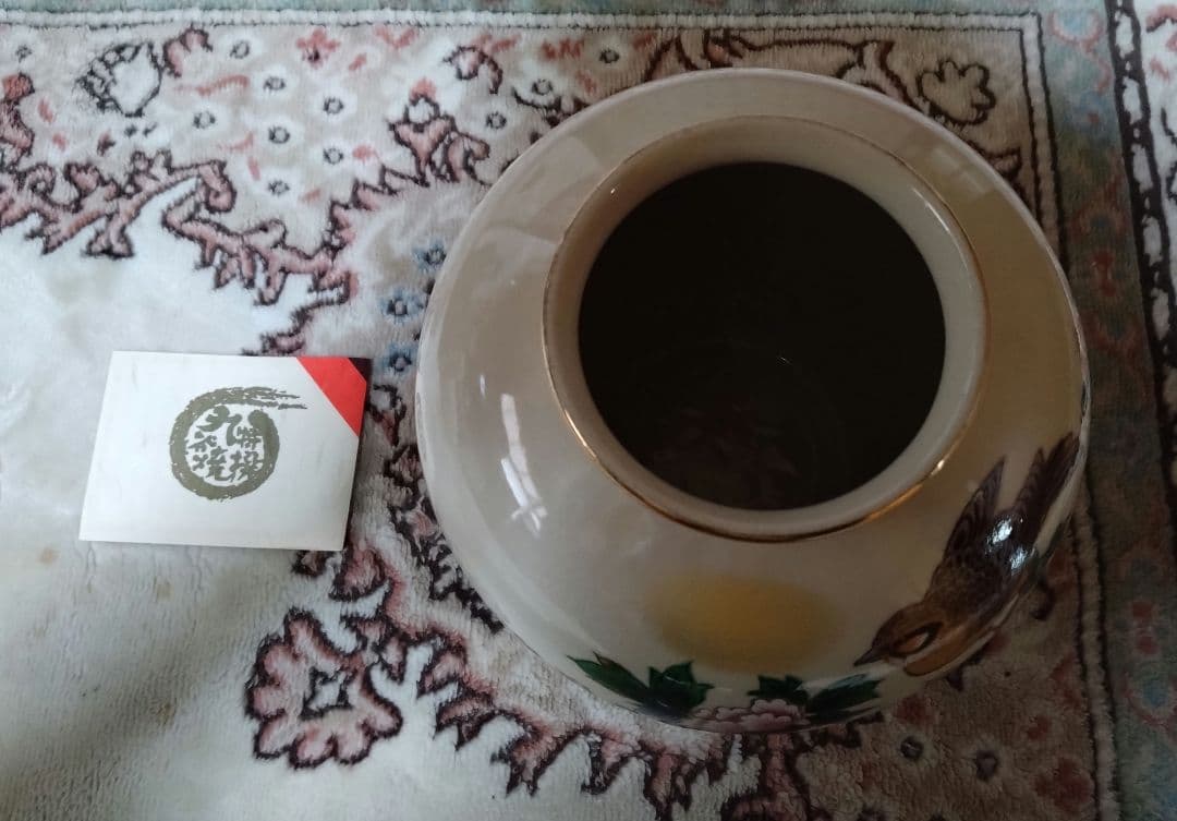 花柄陶器の壺 金色の縁取り