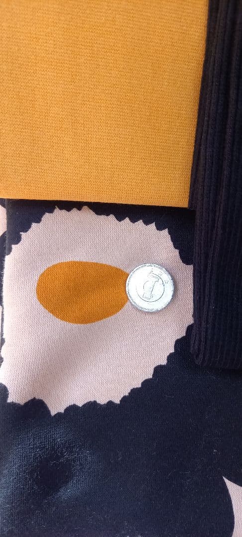 大きな黒い花柄　冬生地