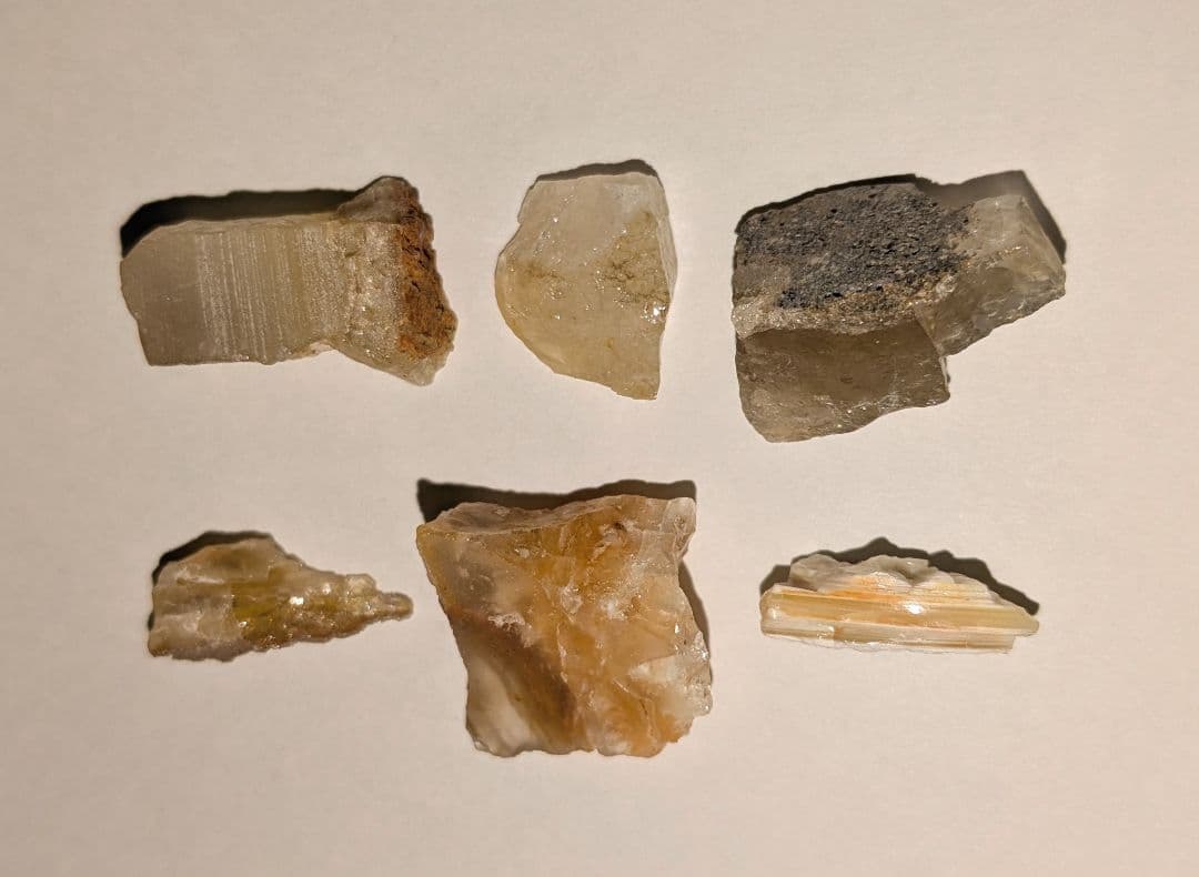 北海道産 蛍光オパール 観察キット：原石＋本「光る石 北海道石」＋紫外LED