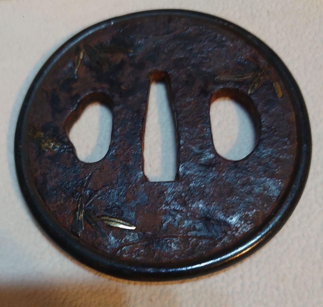 【刀装具】『銅覆輪鍍金笹図鉄地鍔』横7.4cm 縦7cm 厚さ4.1〜5.1mm