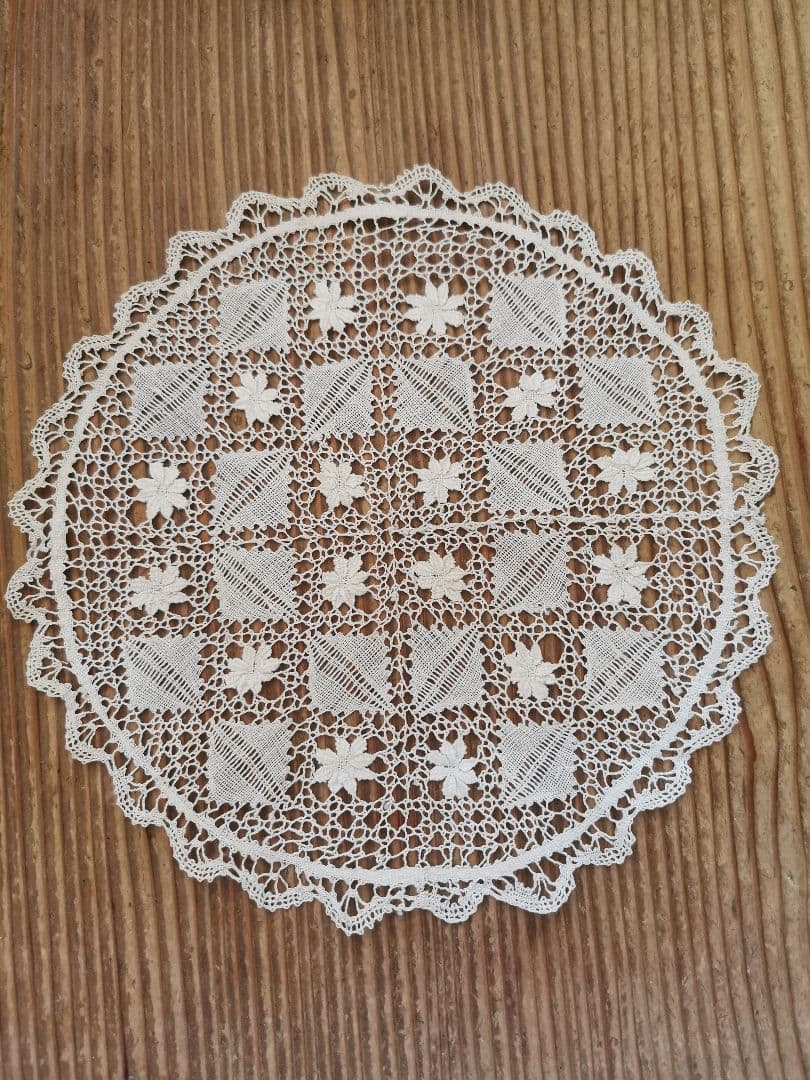 アンティーク イタリア 繊細で涼やかなリネンレース ボビン編み 立体的な花と葉