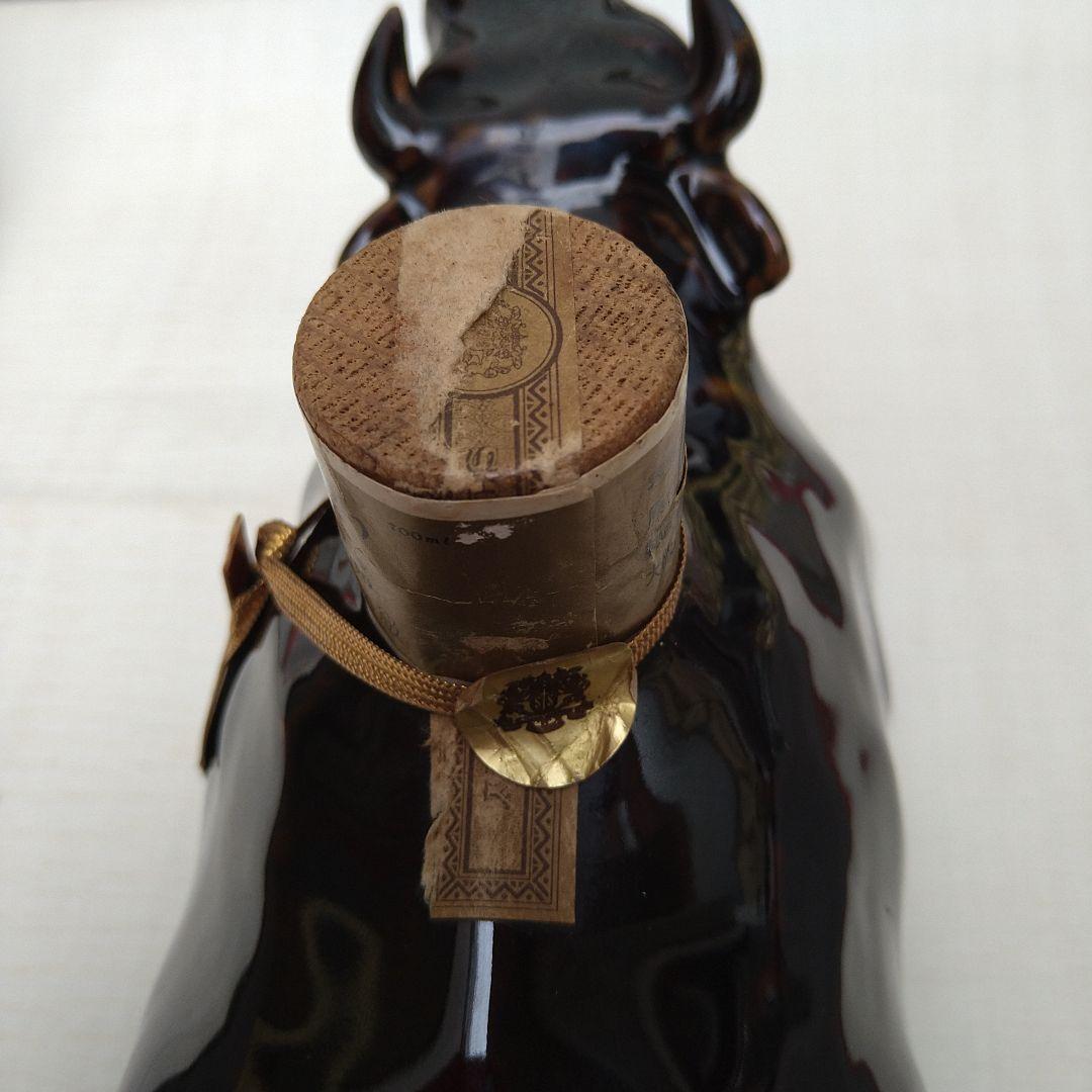 サントリー　オールド　干支丑歳　陶器ボトル 古酒　置物　お正月　台付