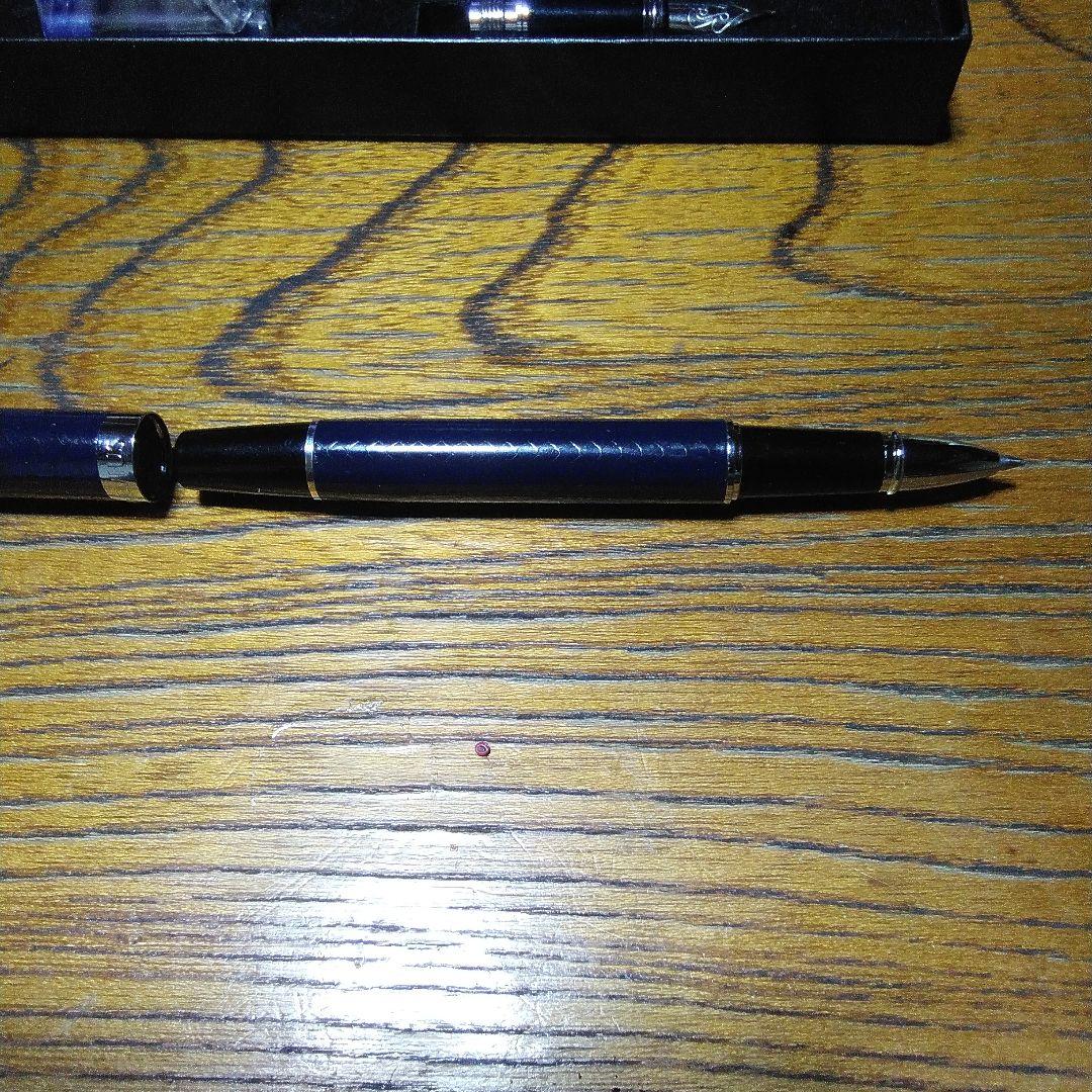 MＥＶIUＳのポールペンと万年筆の2つの 機能が使える珍品です。