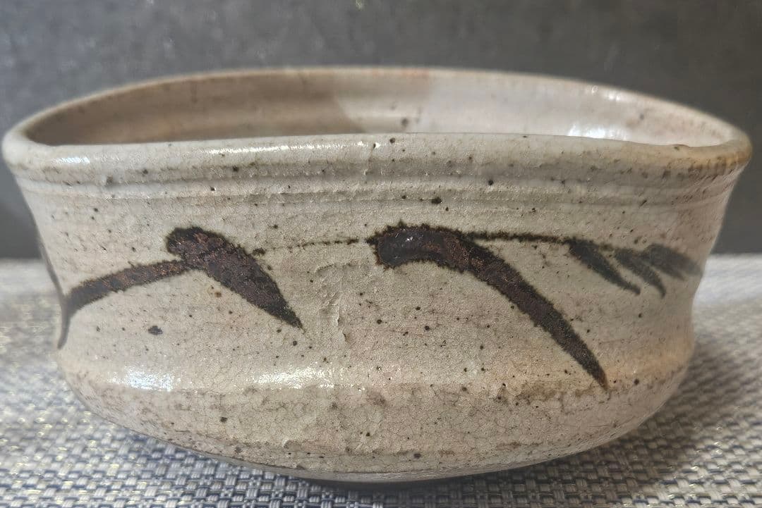 時代古作品❗明治時代頃　古志野　鉄釉　草文様　大振沓茶碗　茶道具　古陶磁器